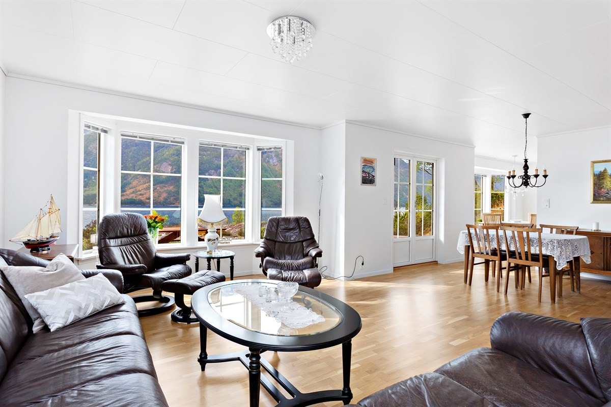 Stuen er lys og romslig med godt lysinnslipp fra store vinduer Galleribilde