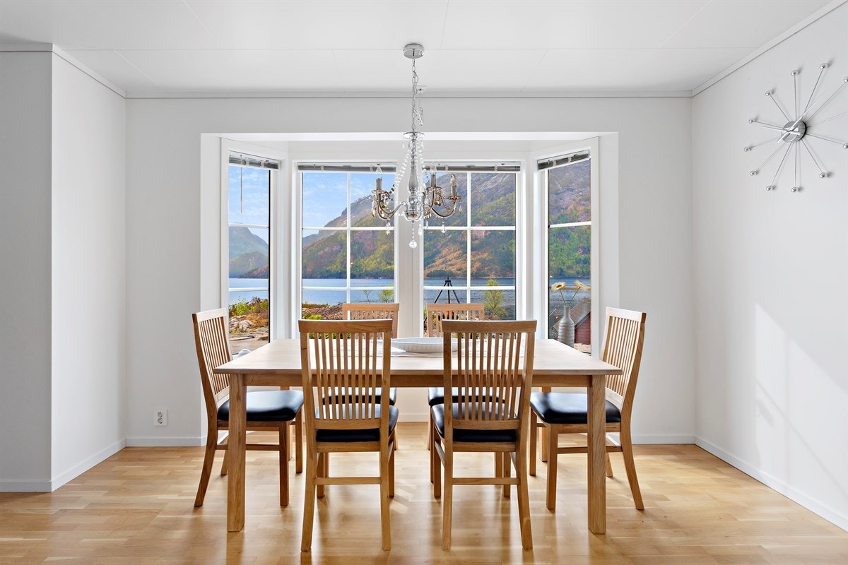 Nyt utsikten ved middagsbordet Galleribilde