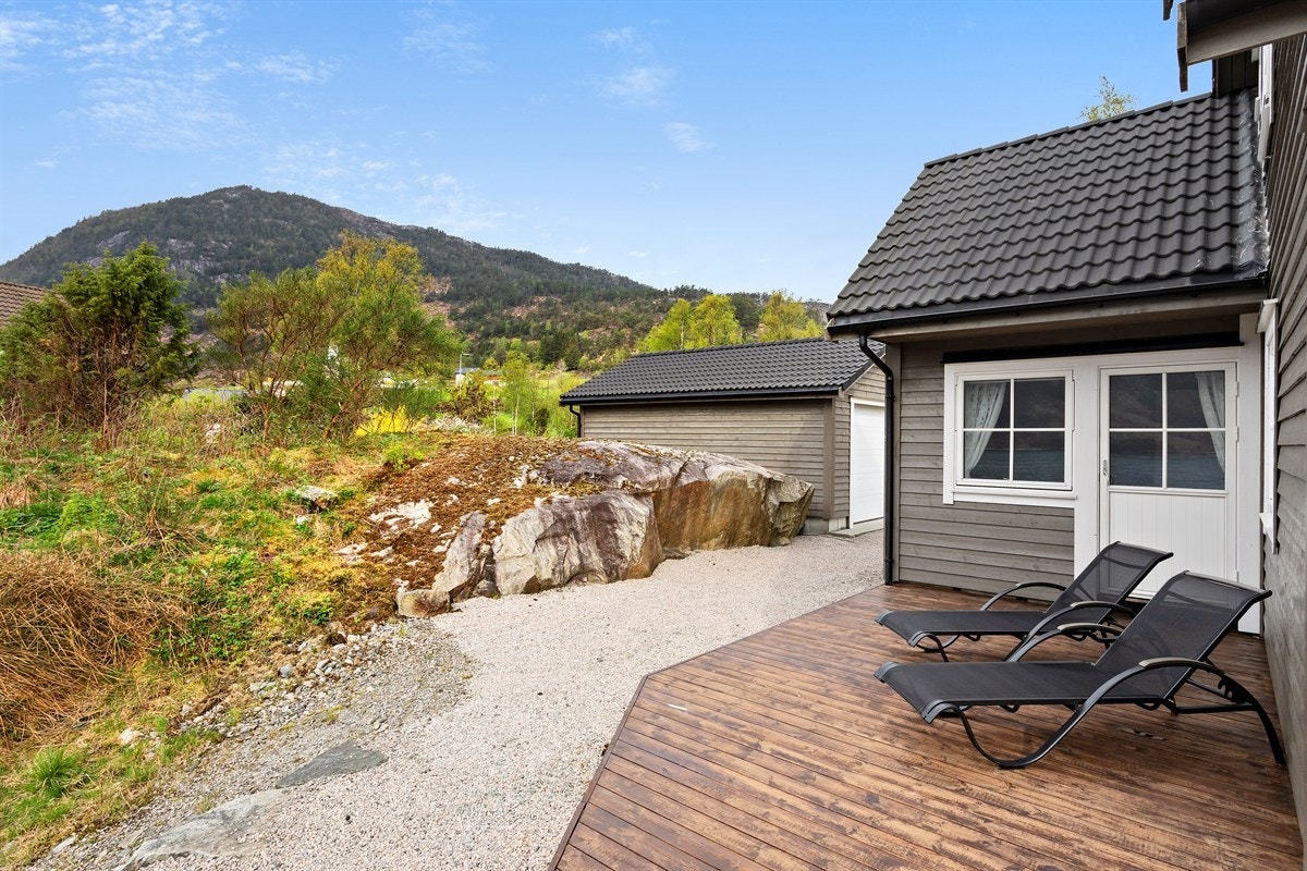 God plass til utemøbler på terrassen Galleribilde