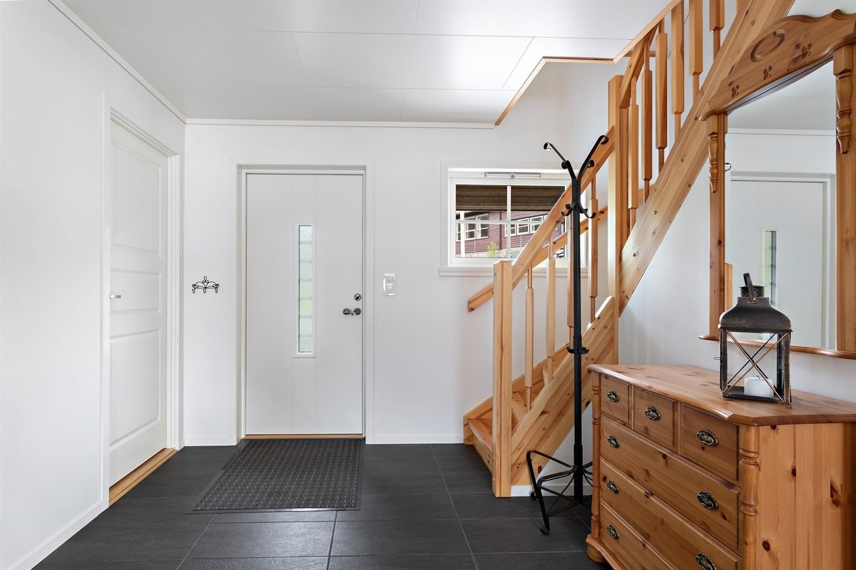 Vel inne i boligen finner vi en romslig, flislagt entré Galleribilde