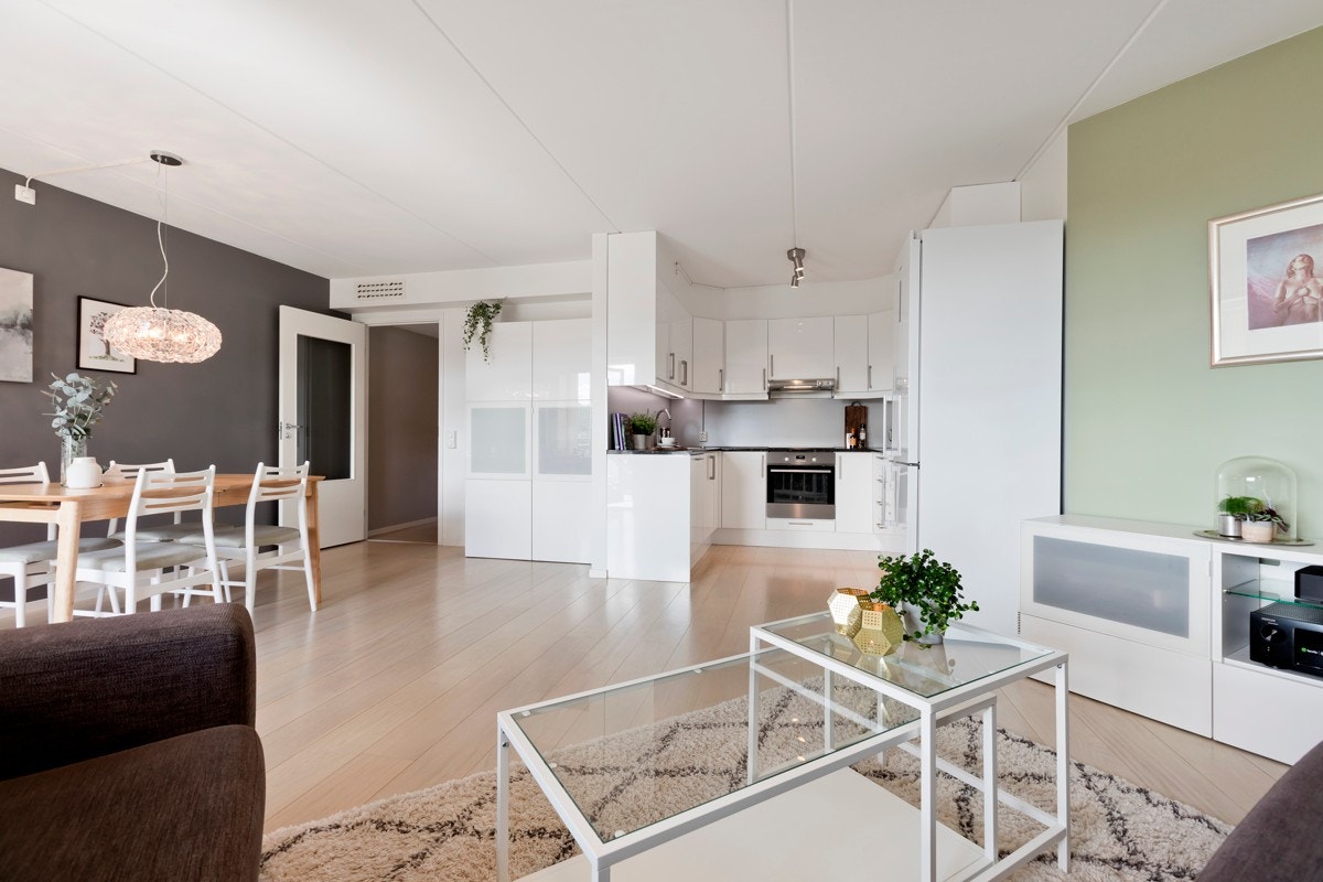 Den åpne løsningen mot kjøkkenet er sosial og gjør at du kan underholde gjestene mens maten tilberedes. Galleribilde