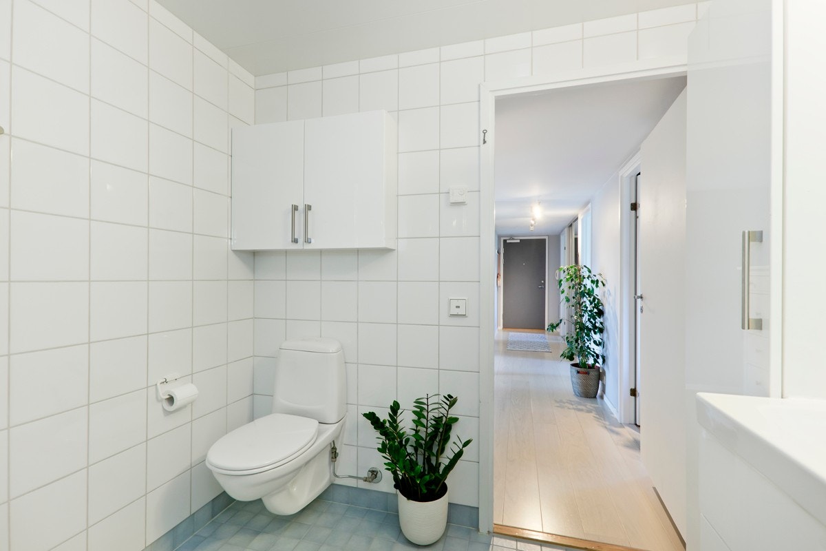 Det er ellers utstyrt med svingbare dusjvegger, veggmontert toalett og opplegg for vaskemaskin Galleribilde