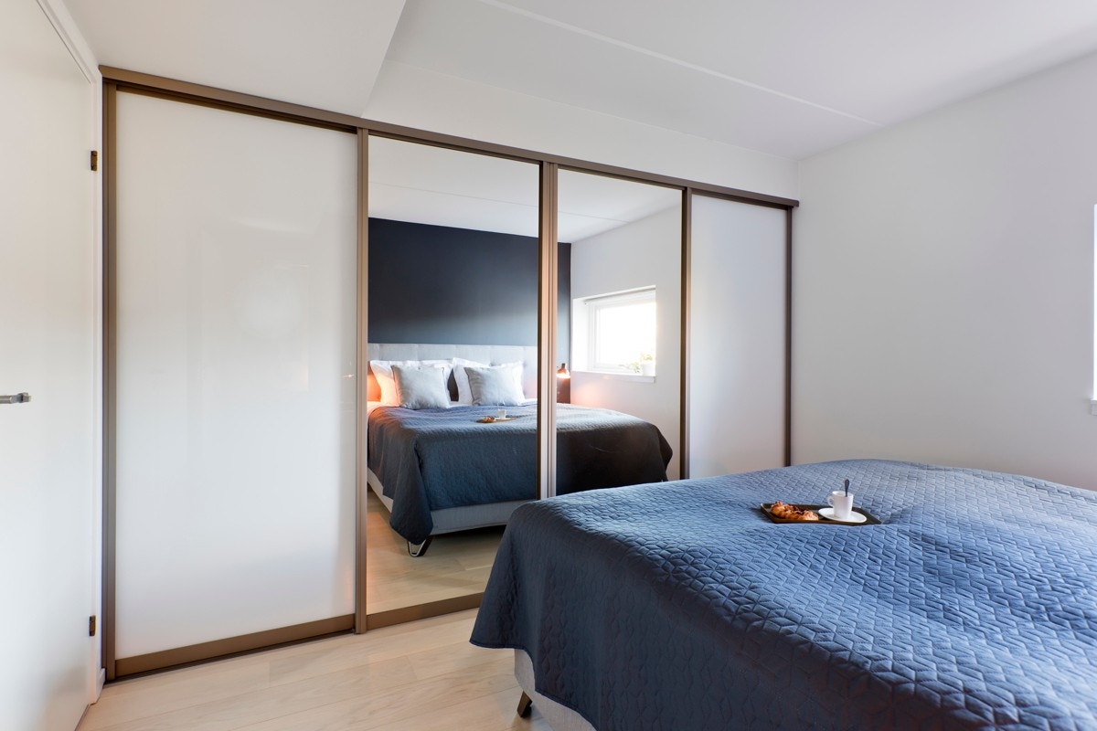 Rommet har en praktisk plassbygd skyvedørsgarderobe som sikrer god oppbevaring til klær. Galleribilde