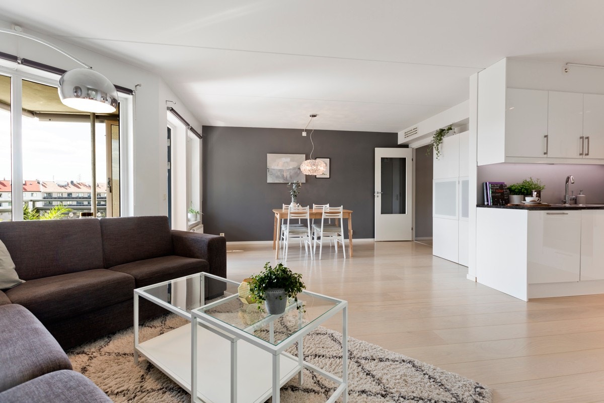 I stuedelen kan du fint innrede med sofa, bord og mediebenk. Galleribilde