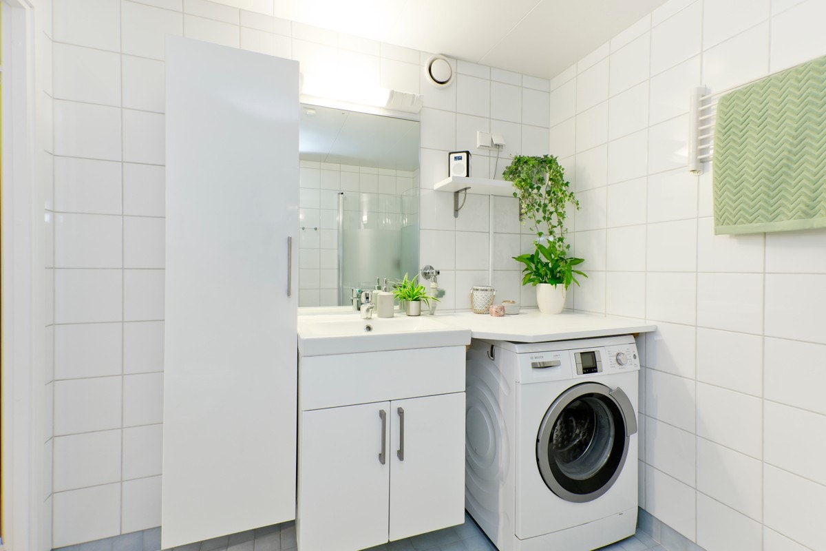 Badet er innredet med servant med underskap, speil med lys og høyskap. Galleribilde