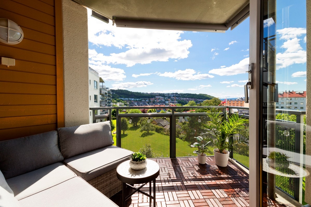 Med utgang fra den åpne stue- og kjøkkenløsningen er det en herlig sydvestvendt balkong. Galleribilde