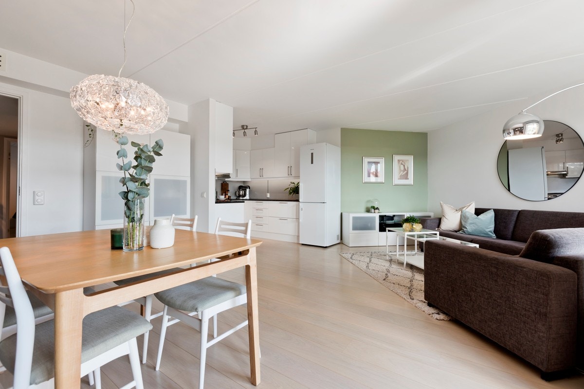 Et hyggelig og åpent stue- og kjøkkenrom. Galleribilde