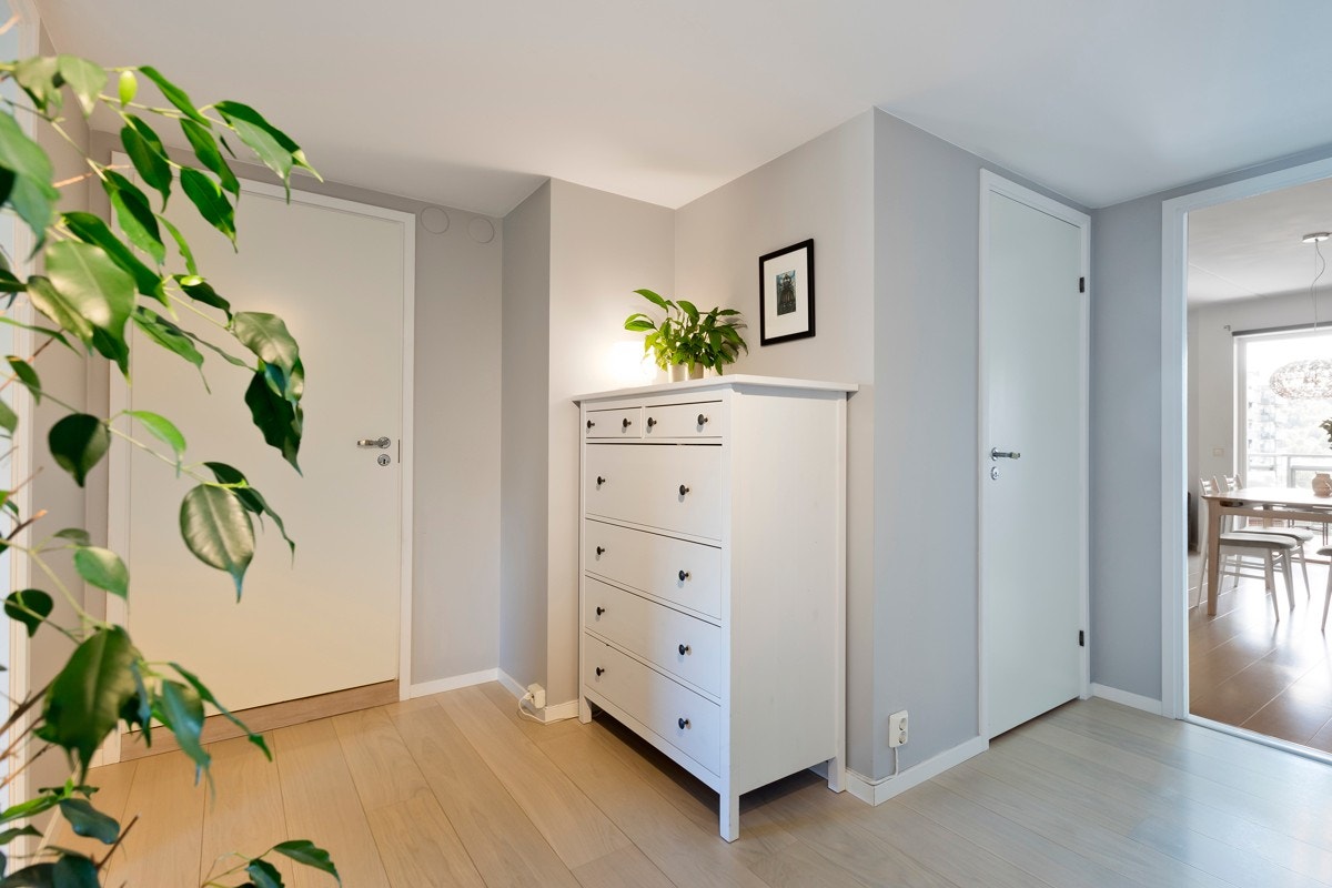 Stor og praktisk entré med gode oppbevaringsmuligheter. Galleribilde