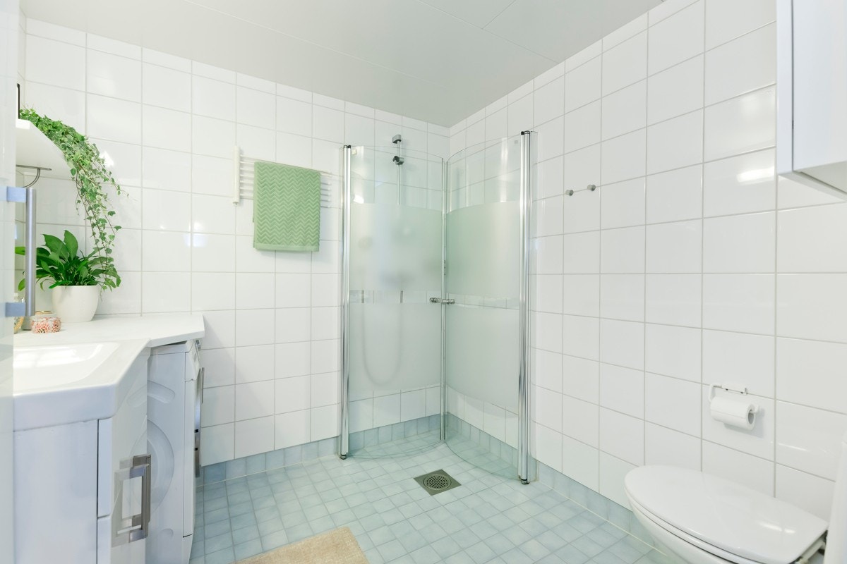 Leilighetens baderom er helfliset i en lys fargepalett og om morgenen kjennes det godt med varmekabler i gulvet for morgentrøtte føtter. Galleribilde