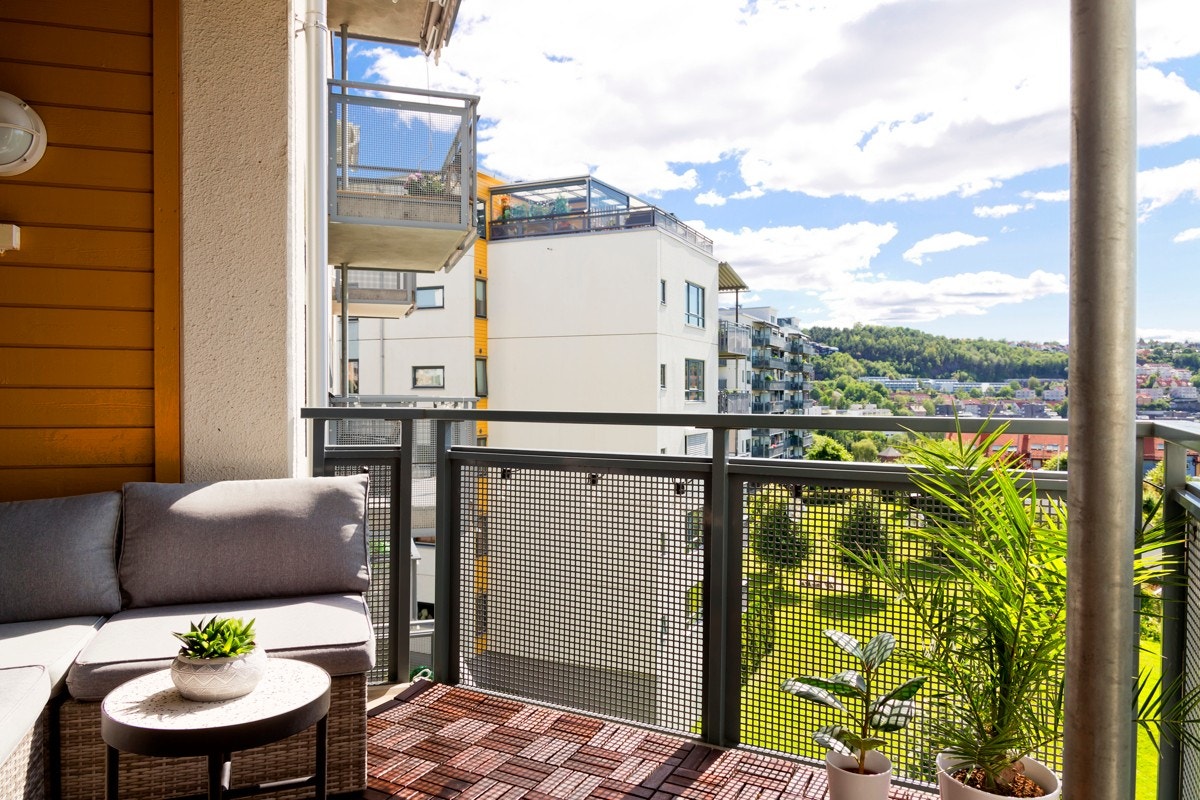 Her kan de solfylte dagene nytes som best, og på de finere dagene er balkongen en flott forlenging av stuen. Galleribilde