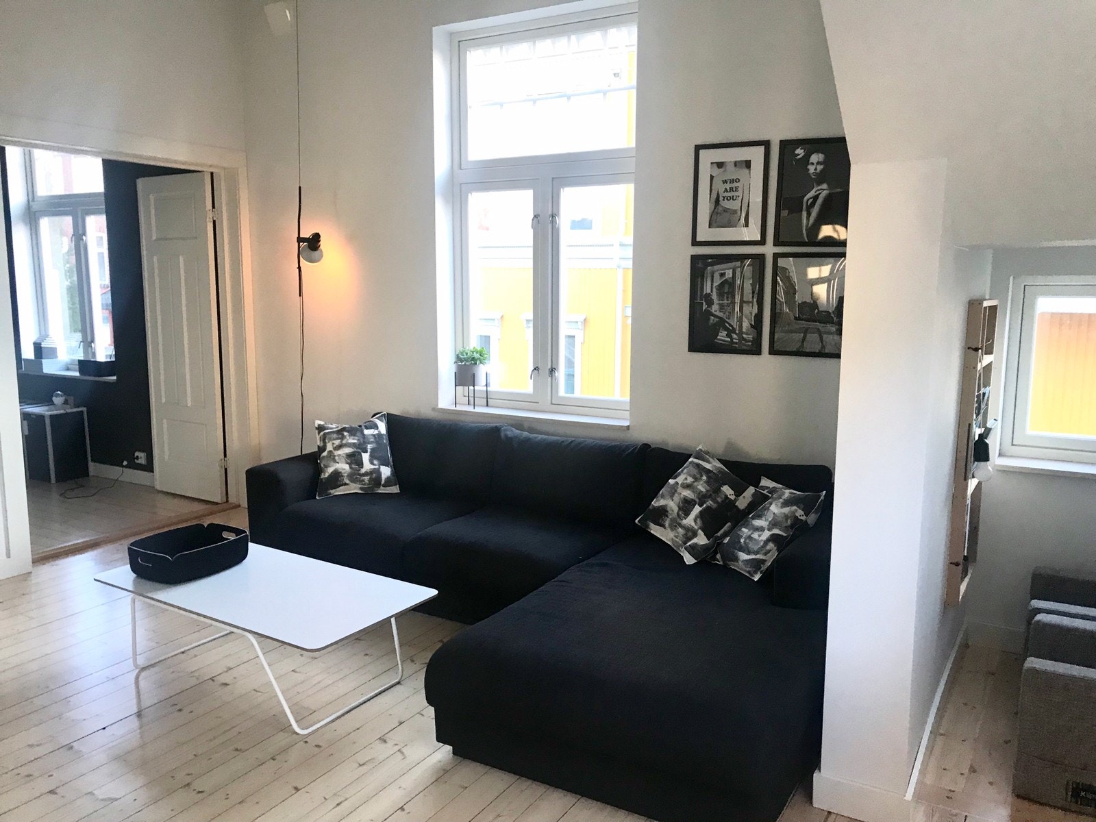 Stue med stor skyvedør til soverom/stue Galleribilde