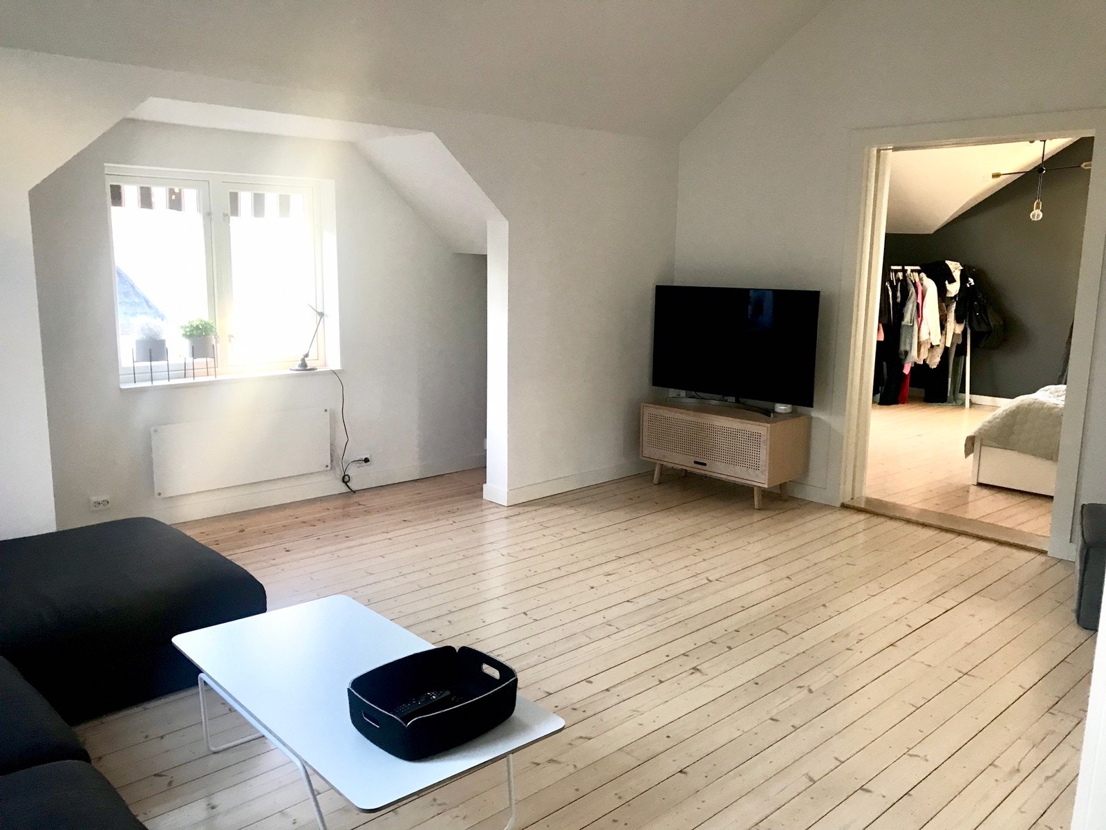 Stue med stor skyvedør til soverom/stue Galleribilde