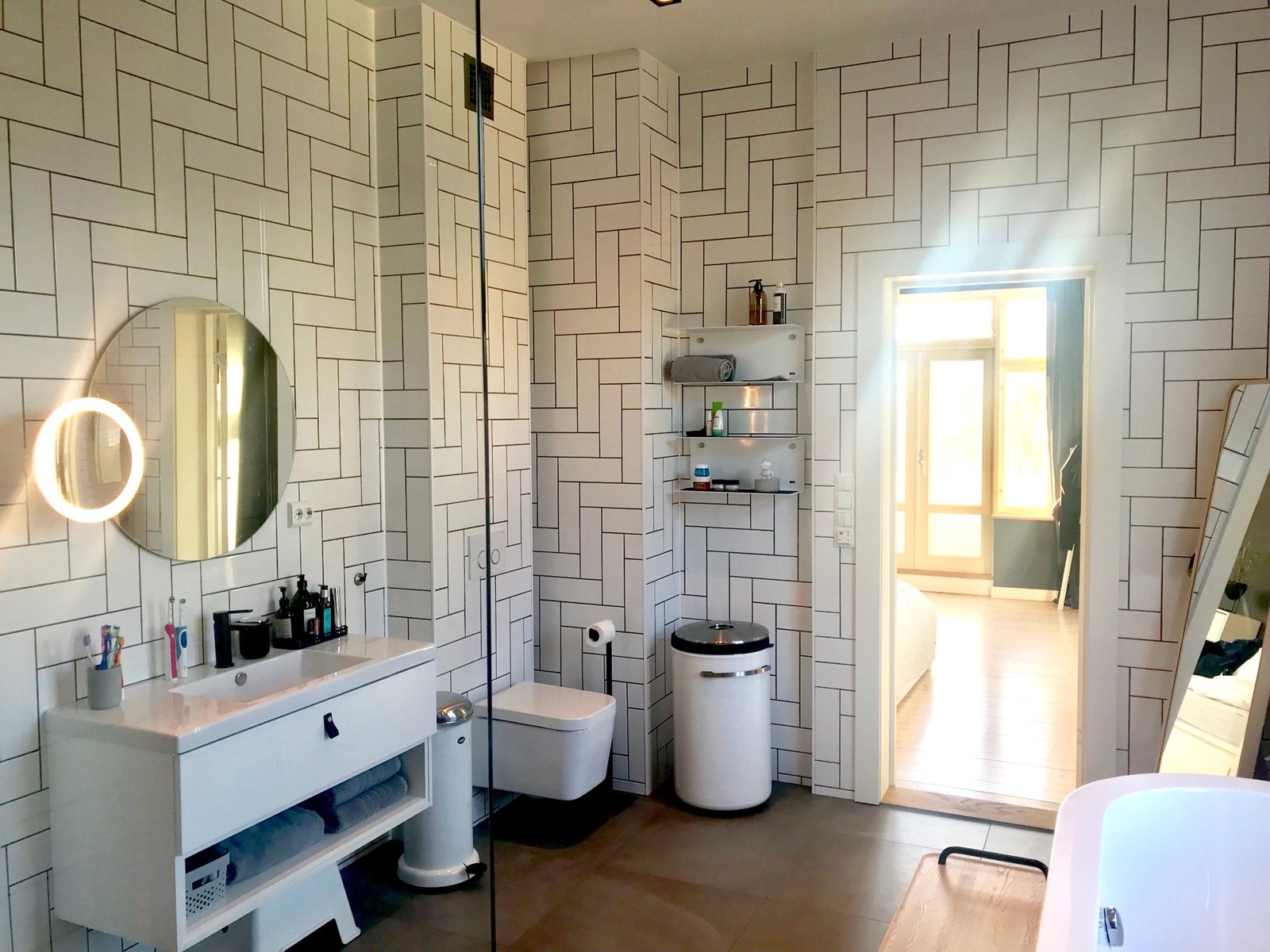 Stort familiebad med opplegg for vaskemaskin Galleribilde