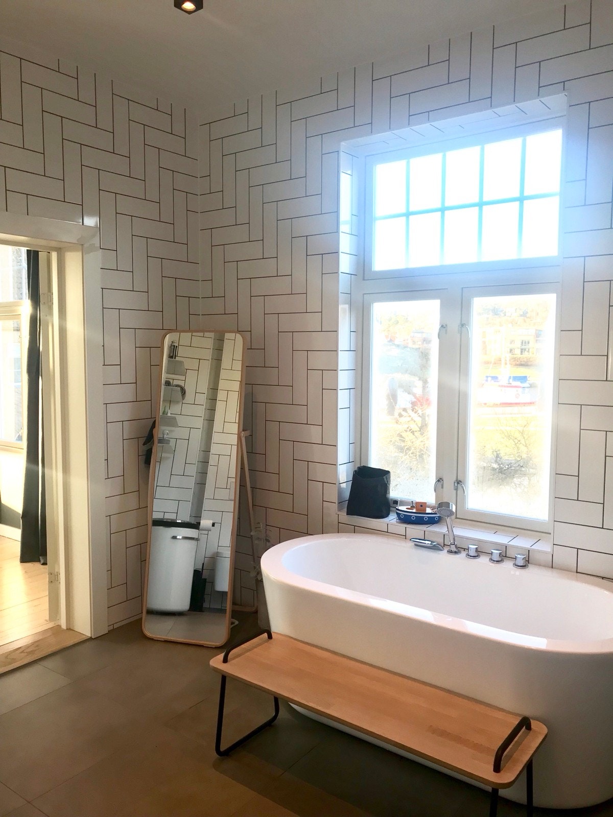 Stort familiebad med opplegg for vaskemaskin Galleribilde