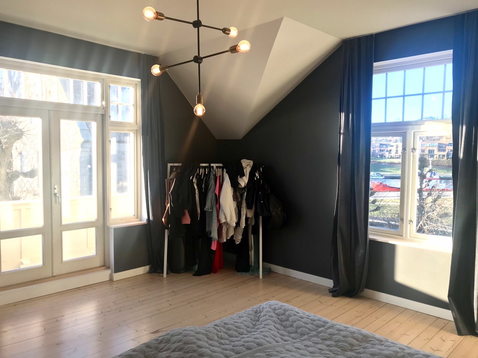 Soverom/stue med fløydører til balkong med fin utsikt og gode lysforhold Galleribilde