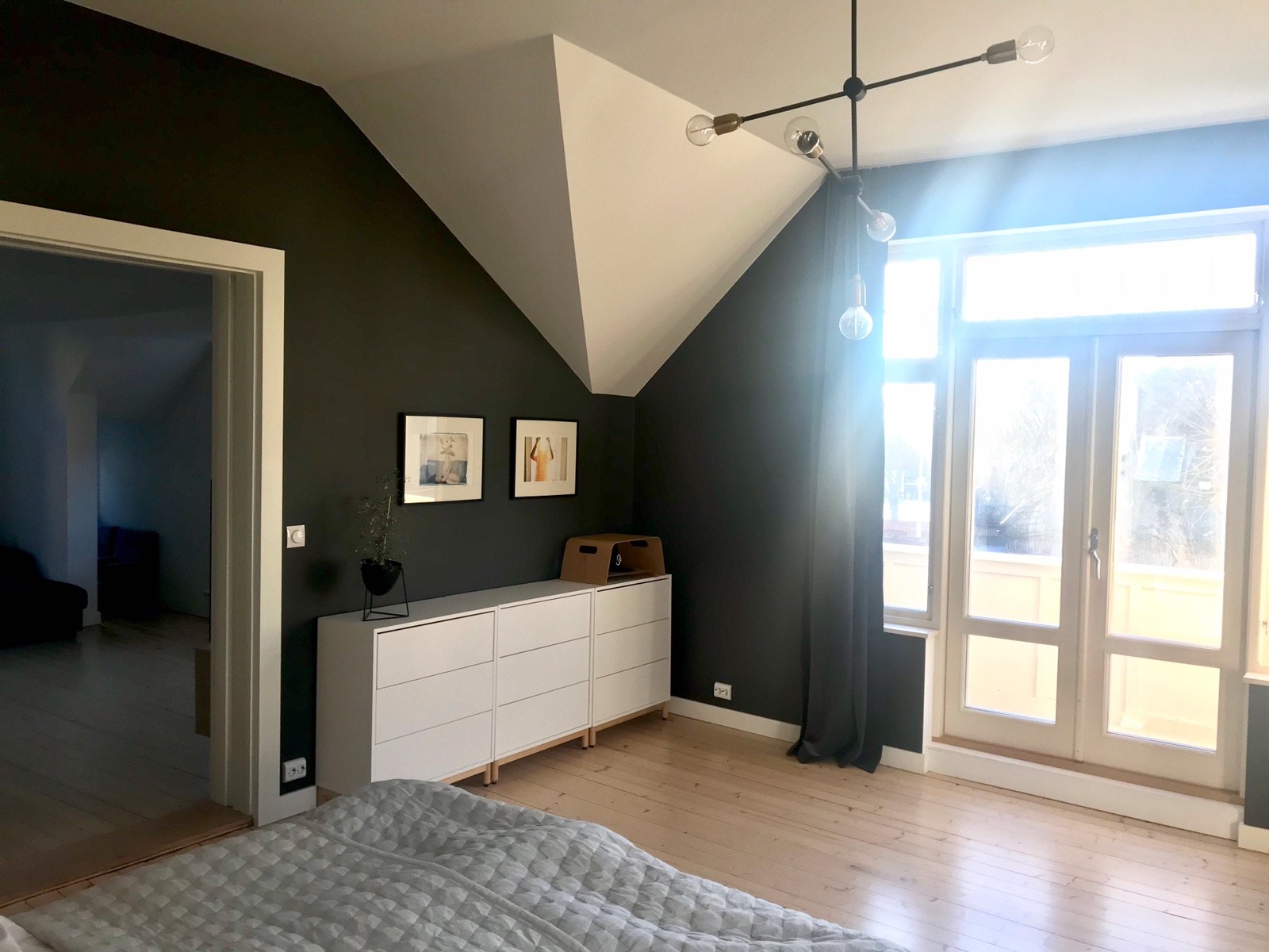 Soverom/stue med fløydører til balkong med fin utsikt og gode lysforhold Galleribilde