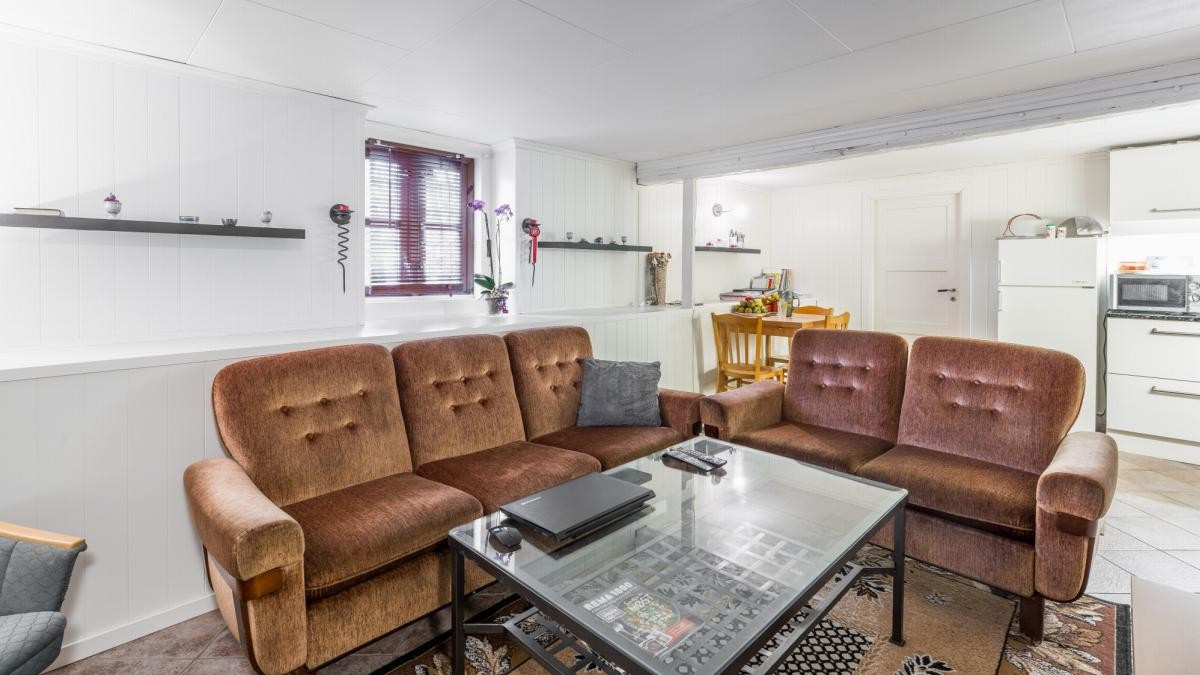 Kjøkken og stue i kjellerleilighet
