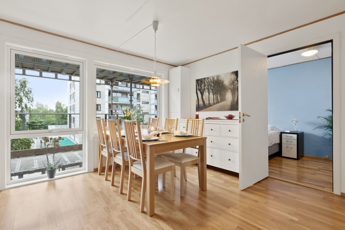 Hele leiligheten har nye, store vinduer fra 2019. Dette gir en lys og koselig atmosfære. Galleribilde