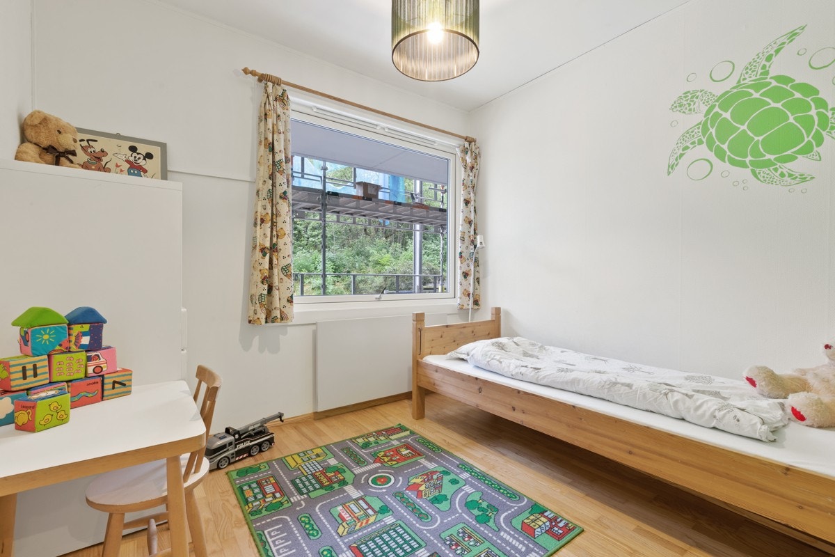 Soverom 2 med inngang fra stue. Galleribilde