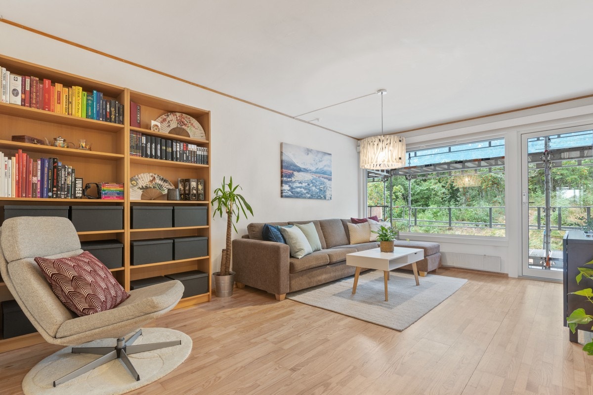 Stuen har en god størrelse og store vindusflater som slipper inn rikelig med naturlig lys. Galleribilde