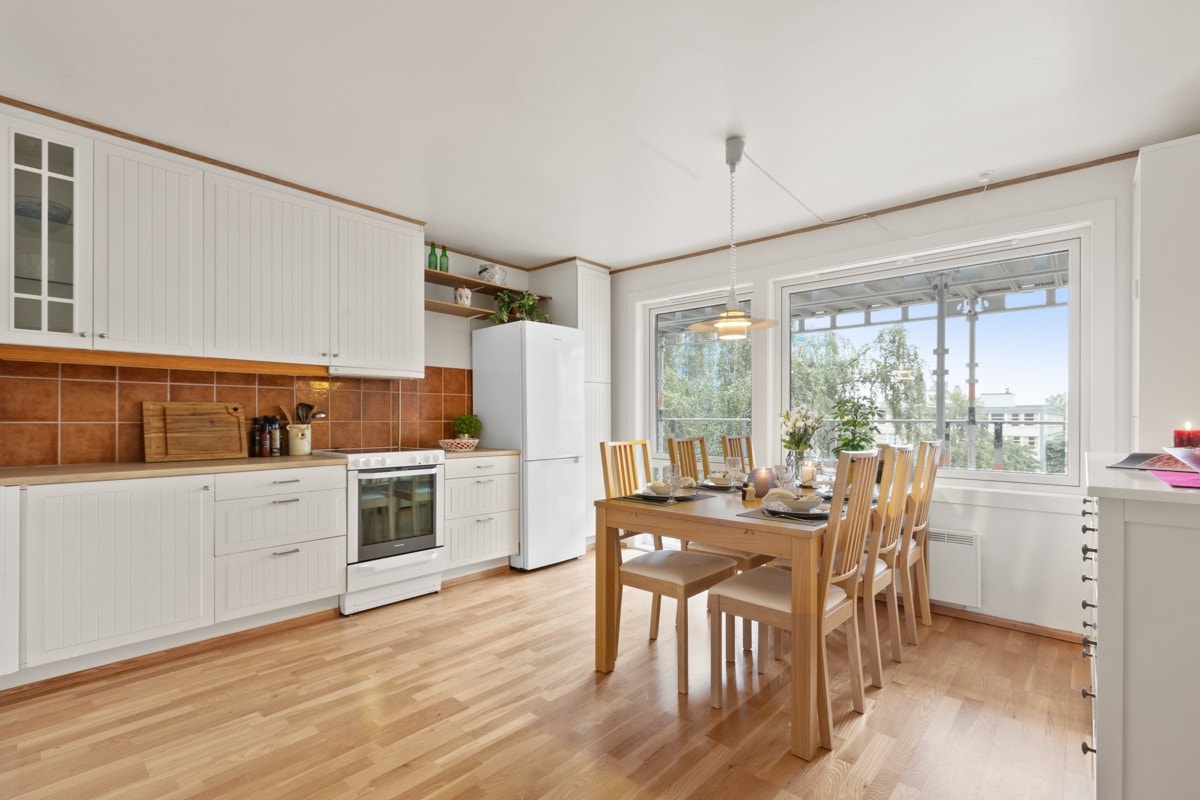 Separat og romslig spisekjøkken med god plass til spisebord. Galleribilde