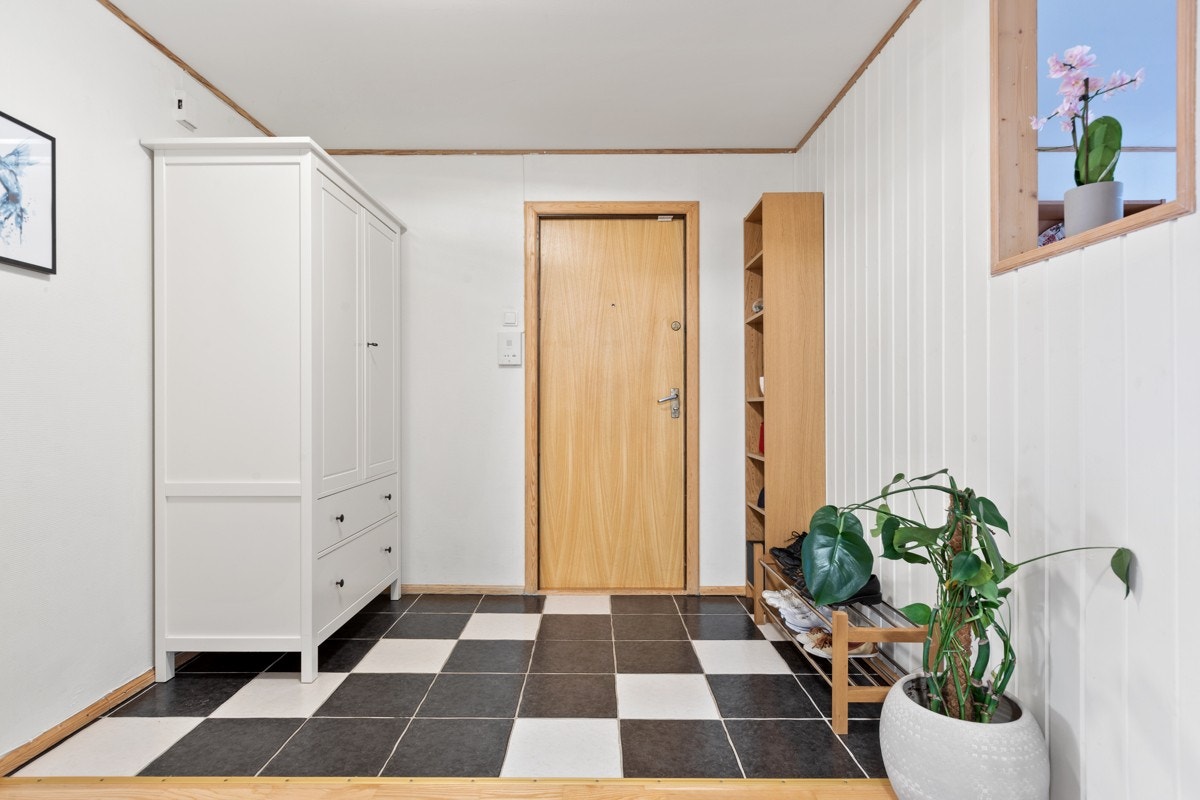 Flislagt entré gir et pent og lettstelt inngangsparti. Galleribilde