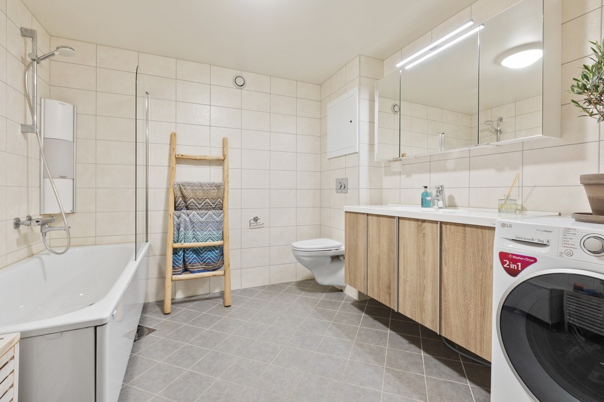 Bad rehabilitert i regi av borettslaget i 2018. Badet har en god størrelse, fliser på gulv og vegger, samt gulvvarme. Galleribilde