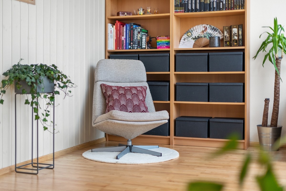 Stuen er romslig og gir mulighet for ulike soner. Galleribilde