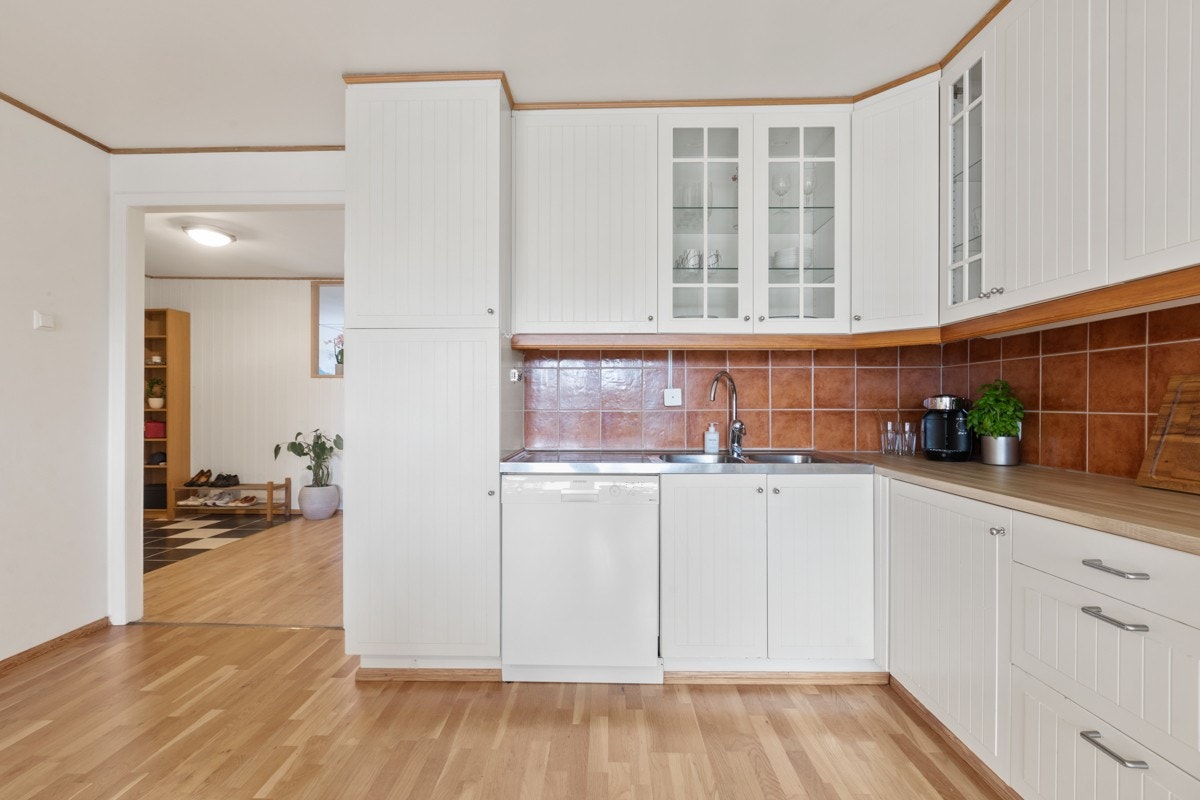 Godt med skap- og benkeplass på kjøkkenet. Integrert kullfilter avtrekk fra Whirlpool Galleribilde