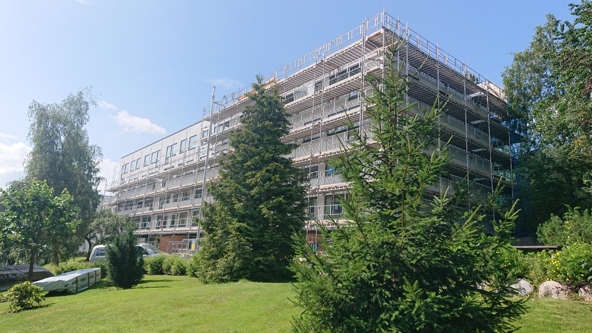 Pent opparbeidede grøntområder rundt blokken. Galleribilde