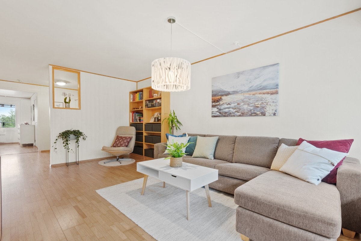 Leiligheten er gjennomgående og har åpne løsninger som gir gode lysforhold. Galleribilde