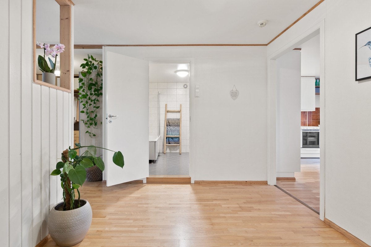 Innbydende og svært romslig entré. Galleribilde