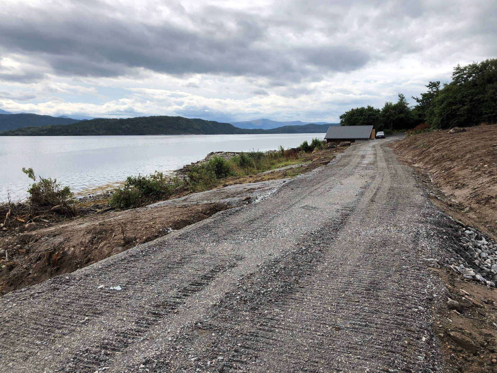 Veien og tomteområdet vist fra øst mot vest Galleribilde