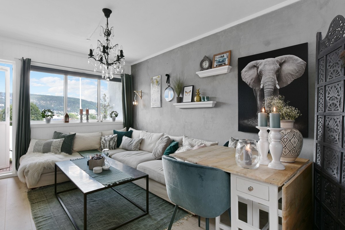 Leiligheten har en lys og tiltalende stue med flott utsikt. Galleribilde