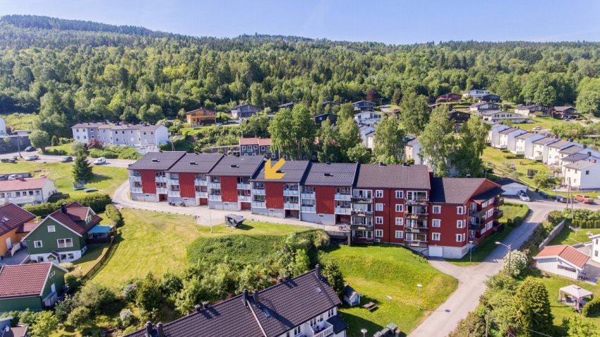 Det er god parkeringsmuligheter på eiendommens overside. Galleribilde