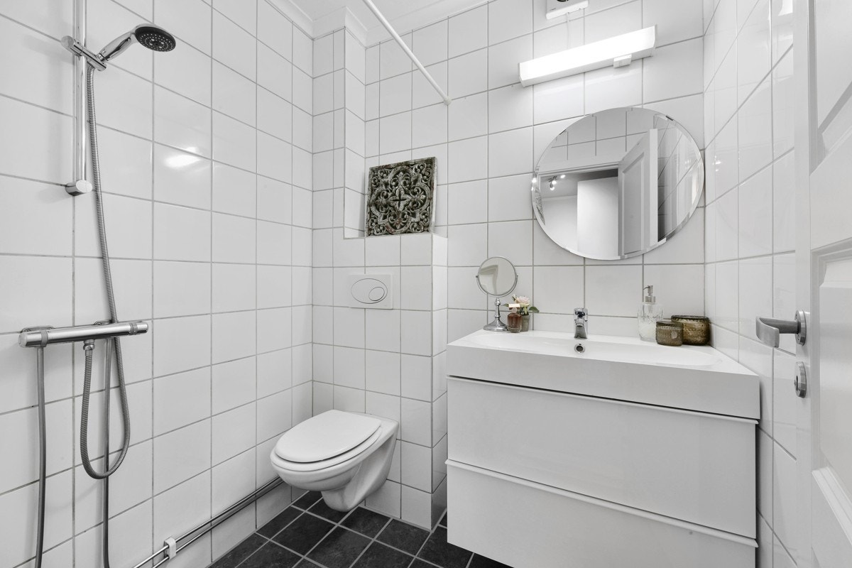 Det lekre og tidløse badet ble oppgradert med ny baderomsinnredning i 2015. Galleribilde