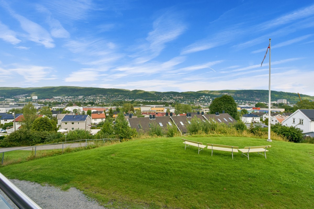 Det er plassert ut flere felles sittebenker for et sosialt miljø. Galleribilde