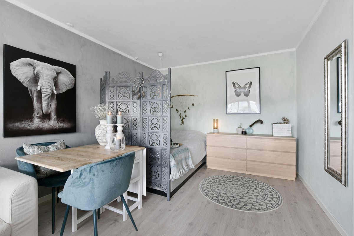 Stuen har god plass til en sofaløsning, med et spisebord og en seng. Galleribilde