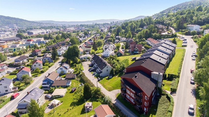 Det er kort vei til Strømsgodset IF´s flotte treningsanlegg. Selve anlegget byr på gressbane og to kunstgressbaner, hvor den ene er oppvarmet og den andre blir islagt vinterstid. I tillegg er det kort vei til Talentgården på Sundland med fotballhall. Galleribilde