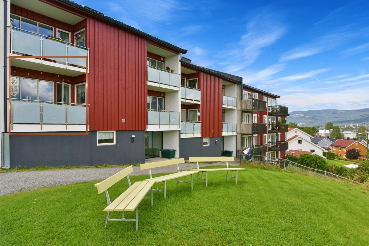 Fasaden er oppgradert i 2016/2017 med ny panel og nytt glassrekkverk. Galleribilde