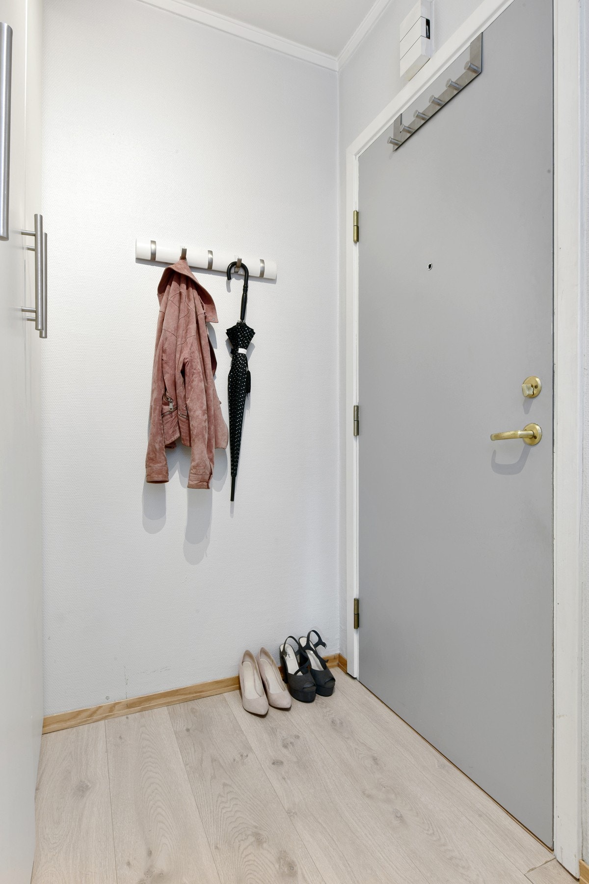 Veggene er malt i en dus og fin gråfarge. Galleribilde