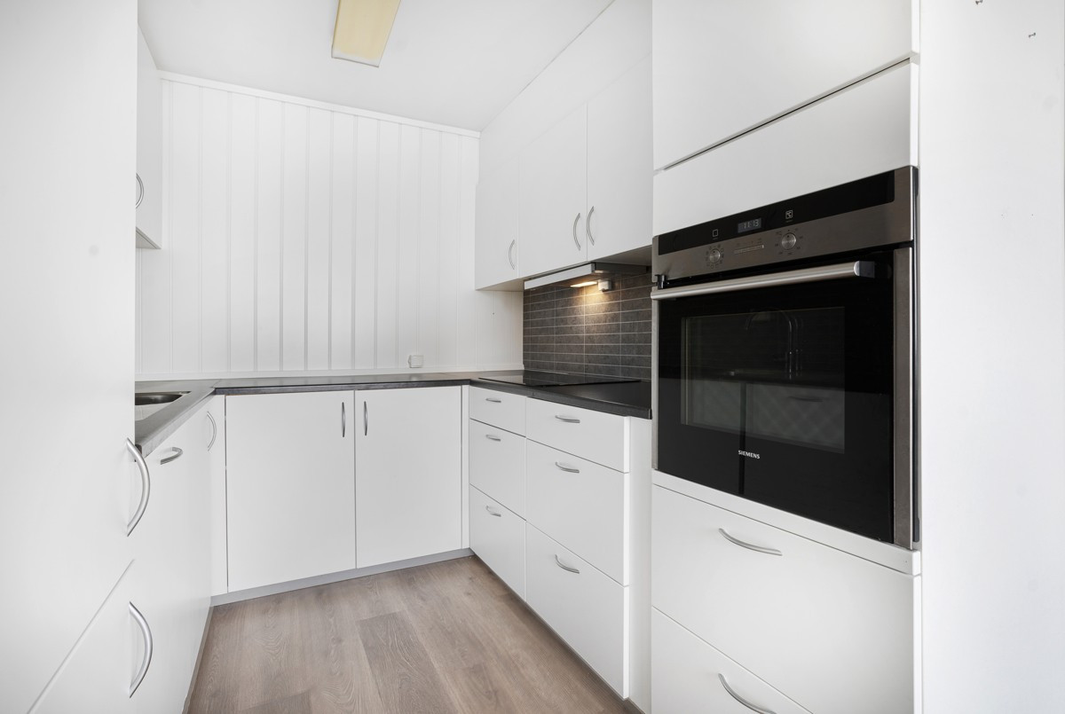 Moderne kjøkken med rikelig med skap og skuffer
