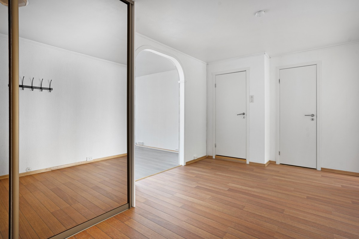 Mellomgang med skyvedørsgarderobe