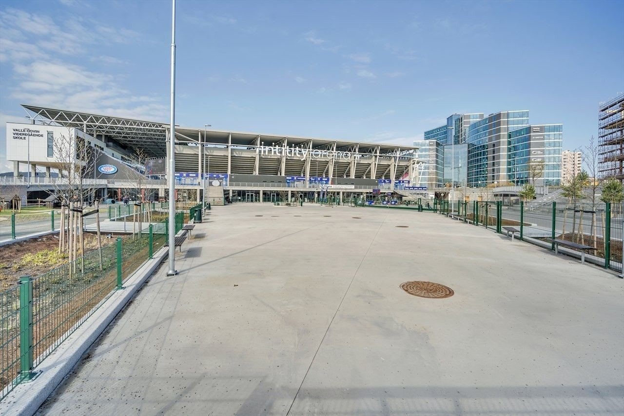 Intility Arena ca. 4 min. gangavstand unna. Galleribilde