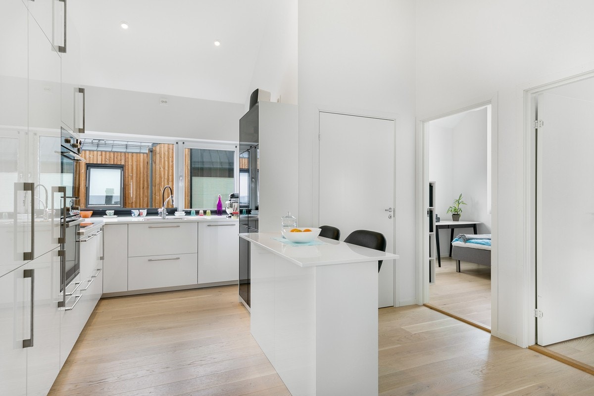 Kjøkken kommer med integrerte hvitevarer og lekkert design. God lagringsplass Galleribilde