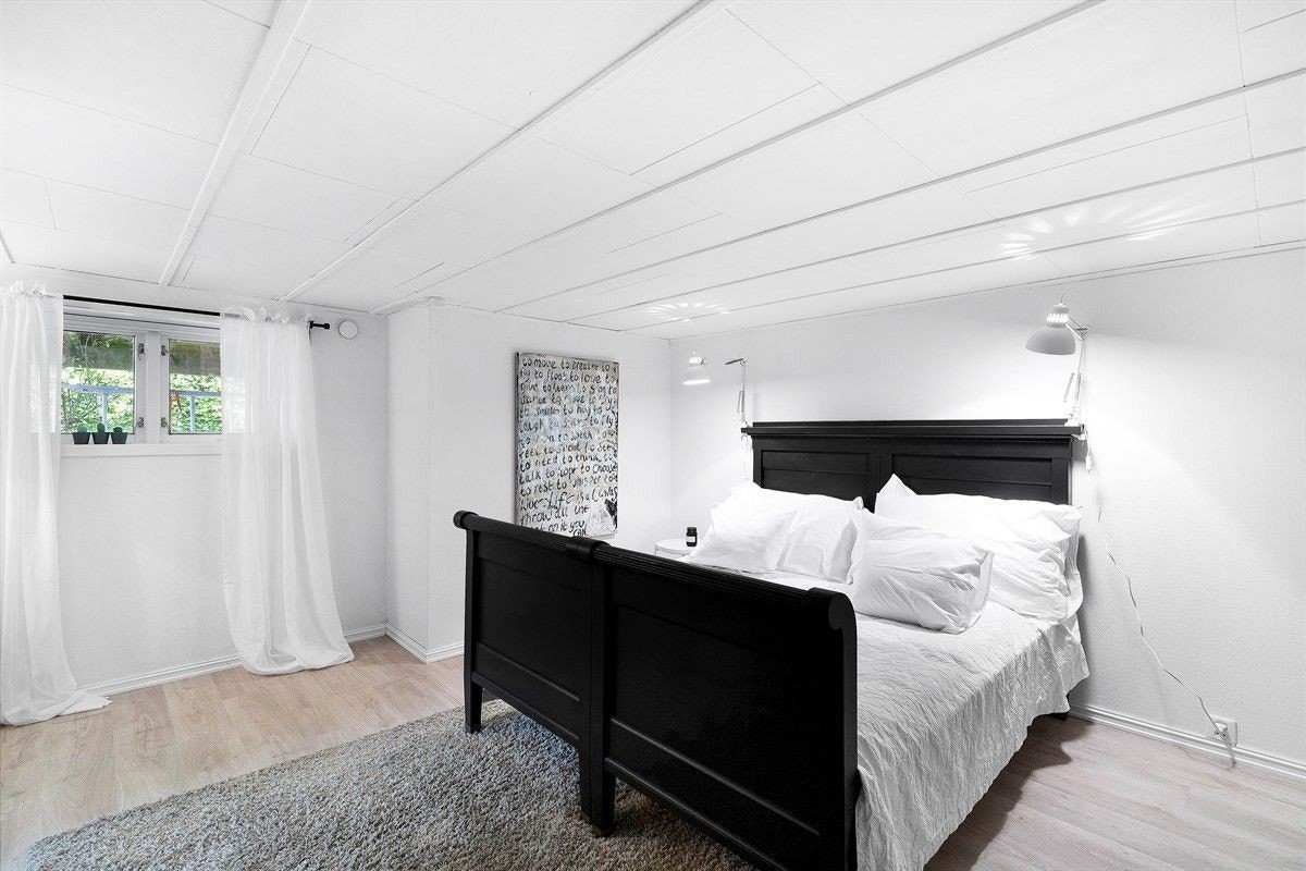 God størrelse på soveromet. Sengen på bildet ble fjernet og en nyere dobbelseng ble plassert istedet. Galleribilde