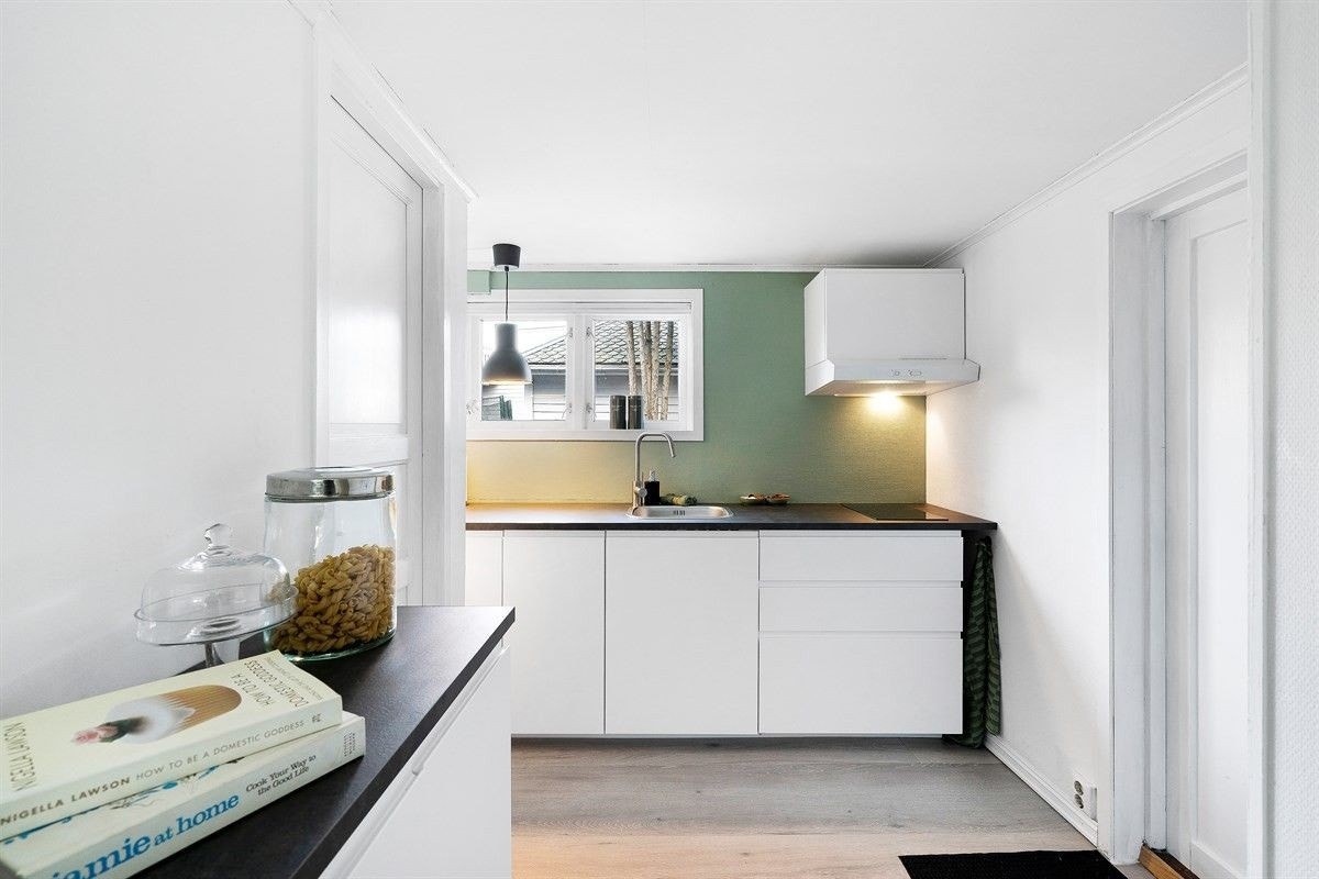 På kjøkkenet er det en steikeoven som ble installert i etter at bildet ble tatt Galleribilde