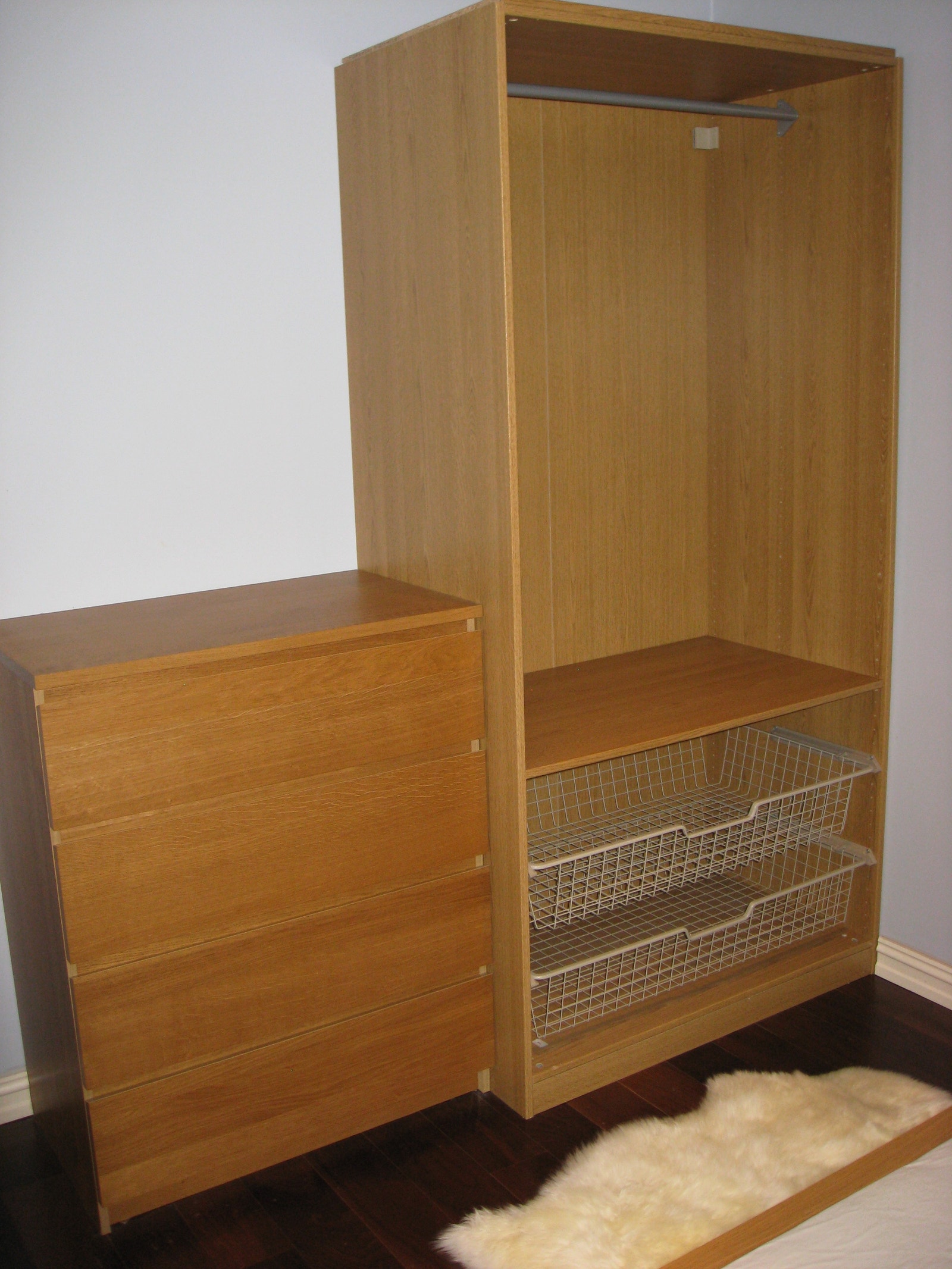 Skap med kommode på soverom. Galleribilde