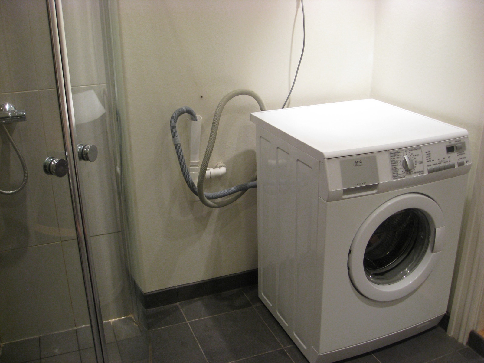 Vaskemaskin på bad. Galleribilde