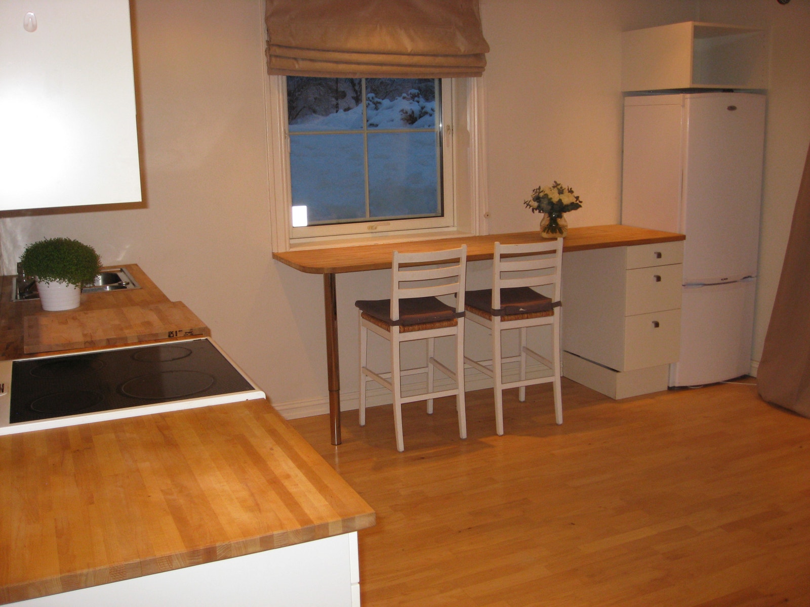 Høyt frokostbord med 2 barkrakker, kombi kjøl/frys Galleribilde